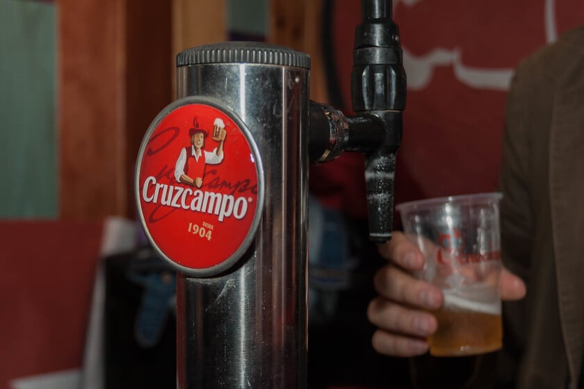 "Soy totalmente enemigo del vaso congelado": ha tenido que venir la gente de Cruzcampo a explicarnos cómo se bebe la cerveza