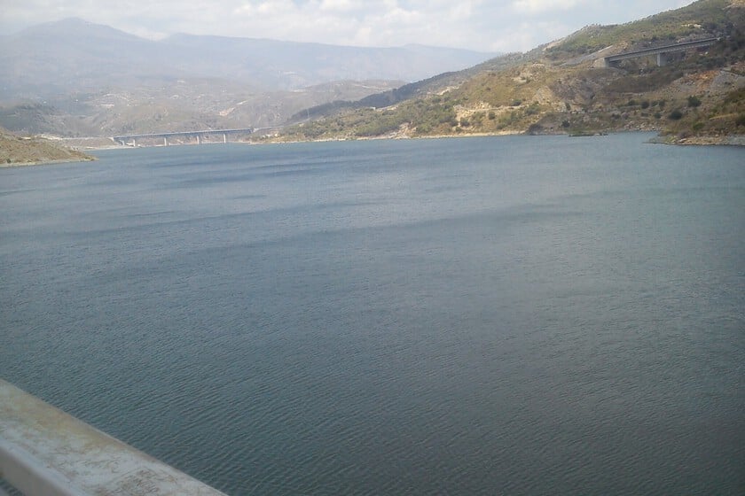 Una presa de Granada lleva meses "tirando" agua al mar: 30.000 litros/segundo mientras los frutales de al lado usan agua de pozo