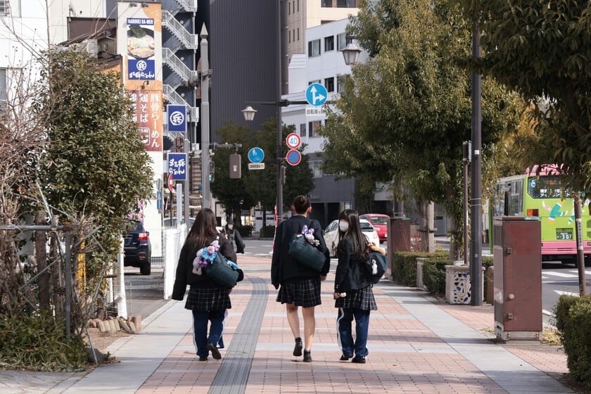 Japón vive una crisis insólita: la de "voyeurs" que sacan fotos a chicas por debajo de la falda