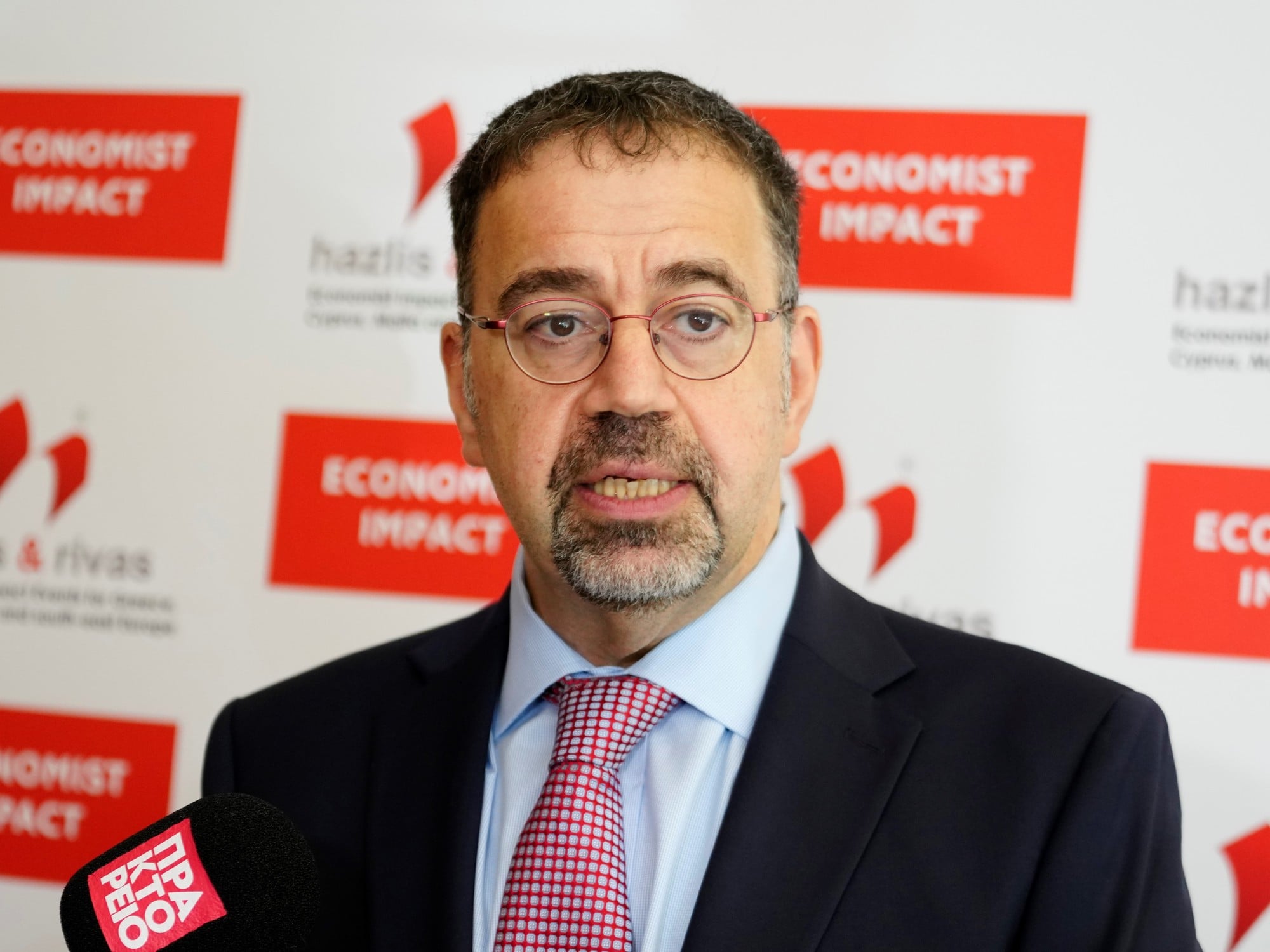 Un Nobel de Economía no cree que la IA vaya a provocar despidos masivos: “Reemplazar trabajadores es una propuesta perdedora“