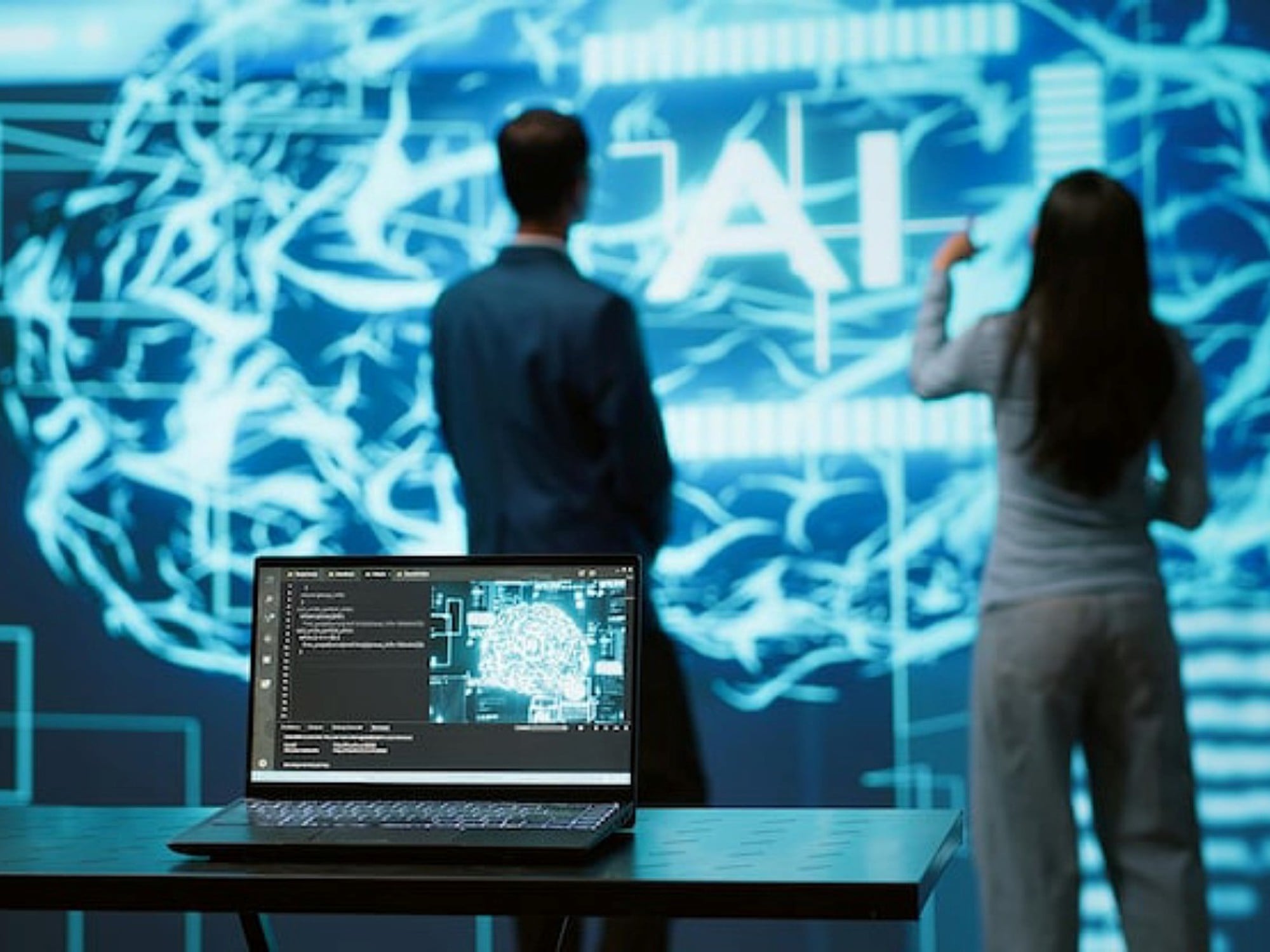 Las 44 profesiones más vulnerables a la inteligencia artificial: ya hay varias en que ChatGPT supera a los humanos