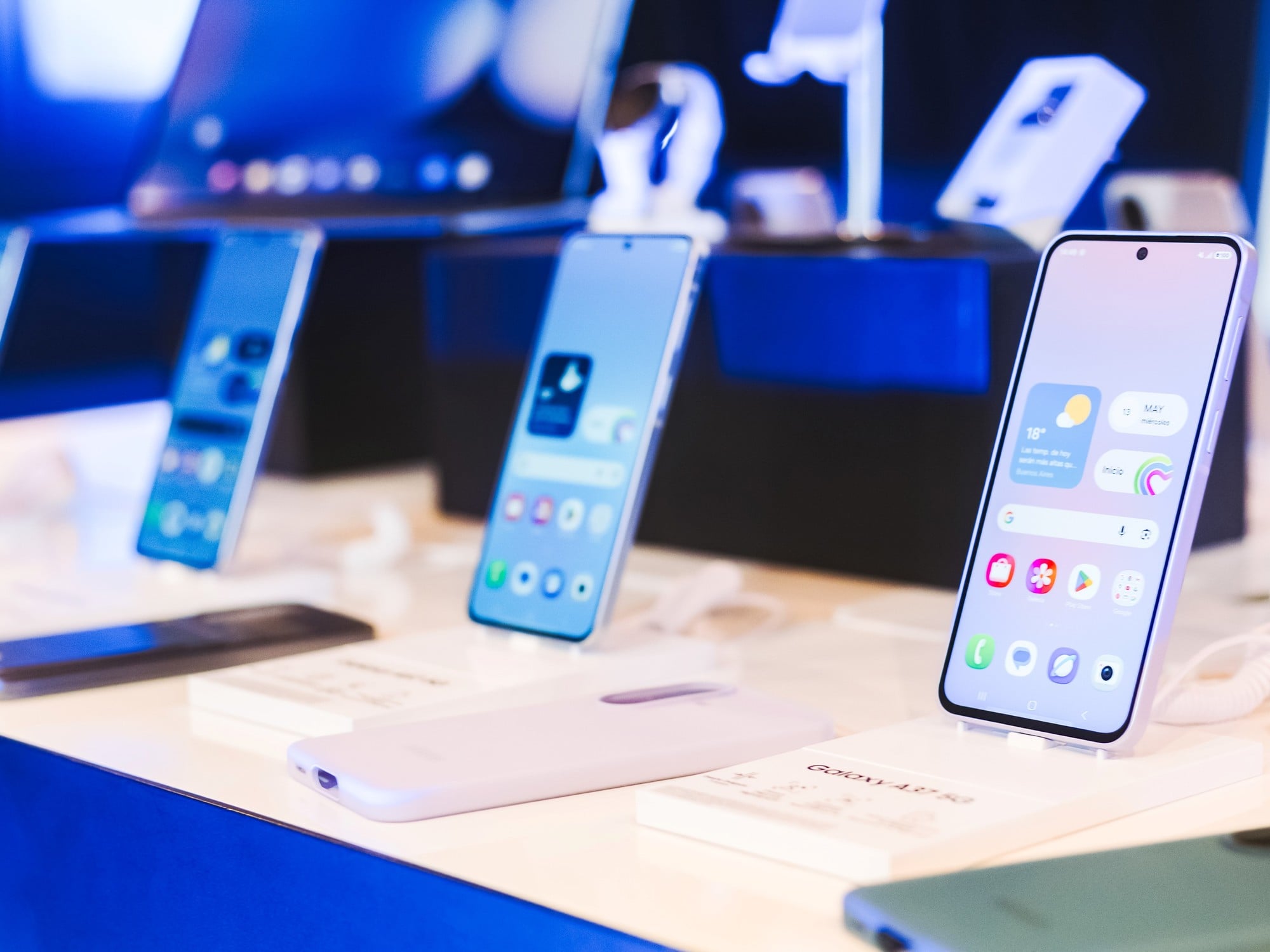 Celulares de gama media con funciones premium: cómo son y cuánto cuestan los nuevos Samsung Galaxy A57 y A37